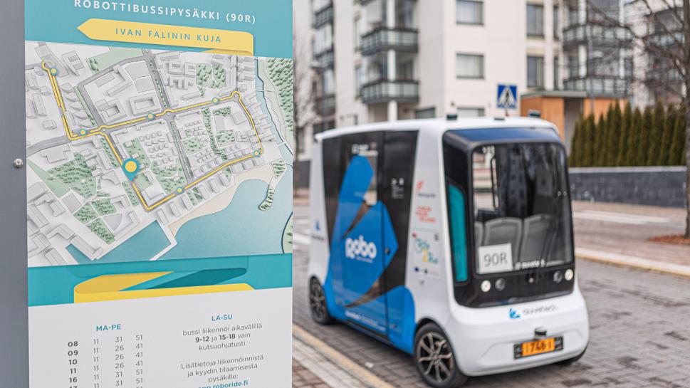 Robottibussi Vuosaaressa, etualalla linjataulu, jossa kartta. Kuvaaja: Vesa Laitinen / FVH