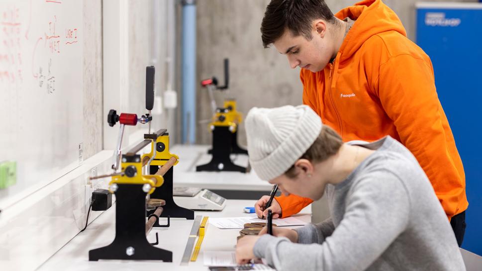 Kaksi opiskelijaa työskentelee rakennusalan laboratoriossa Myllypuron kampuksella.