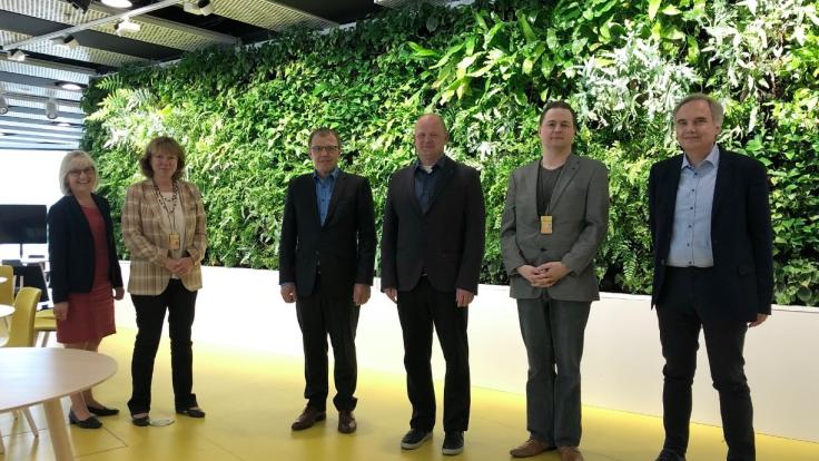 Representatives of Nokia and Metropolia side by side on Myllypuro campus