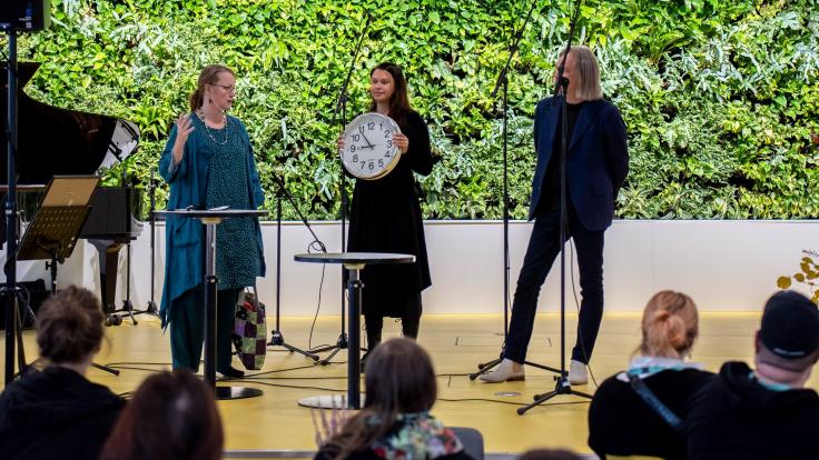 Mahdollisuuksien maisemia –tapahtumassa tutkijat Laura Huhtinen-Hildén, Anna-Maria Isola ja Arto O. Salonen keskustelivat siitä, miten merkityksellisyyden kokemukset liittyvät kestävään hyvinvointiin.