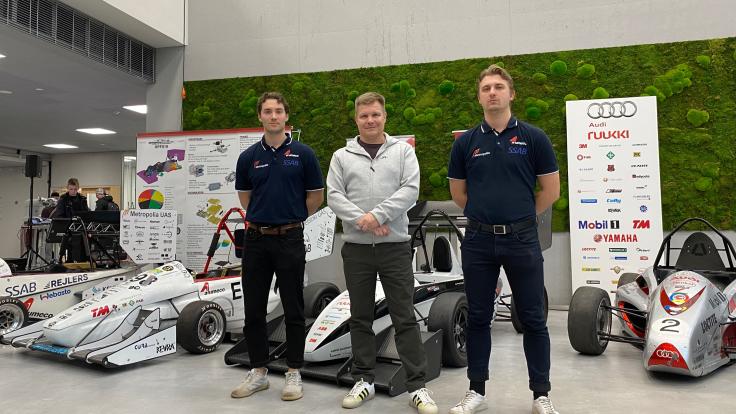 Kuvassa Metropolia Motorsportin jäsenet ja keskellä Mika Salo