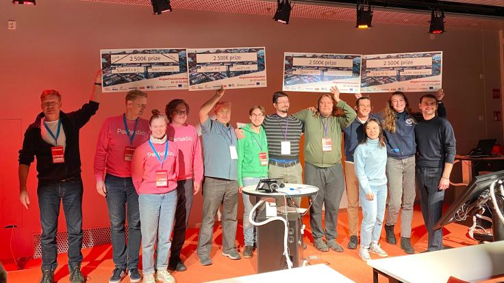 Kuvassa neljä hackathonissa palkittua tiimiä