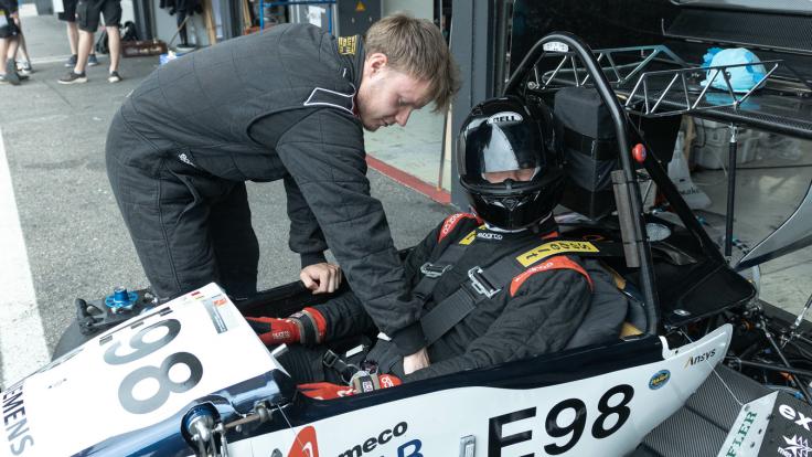 Formulatiimi ja formula-auto.