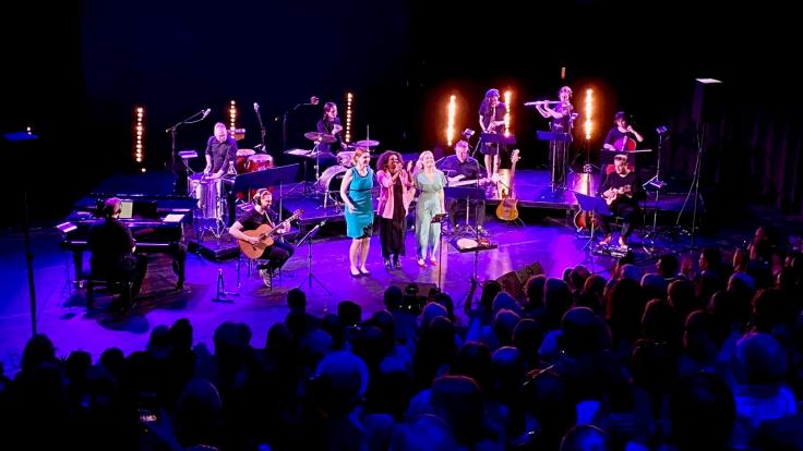 Laulaja-lauluntekijä Denise Fontoura konsertoi loppuunmyydylle Arabiasalille to 7.9. yhdessä Metropolian musiikin tutkinto-ohjelman opiskelijoiden kanssa.