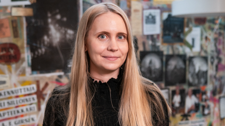 Emma Myllynen poseeraa