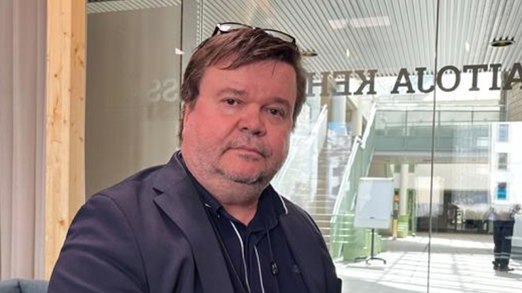 Jari Olli katsoo kameraan