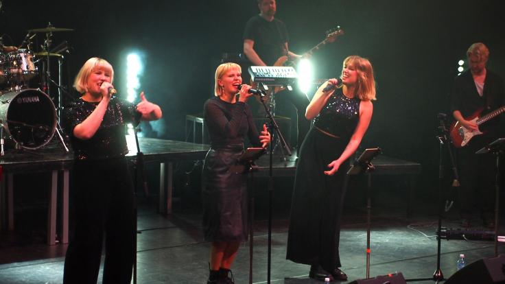 Metropolian musiikin opiskelijoita laulamassa.