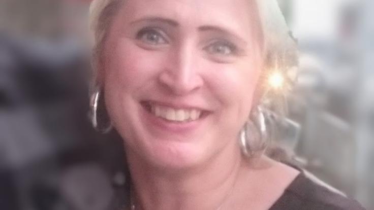 Kati Mailander hymyilee 