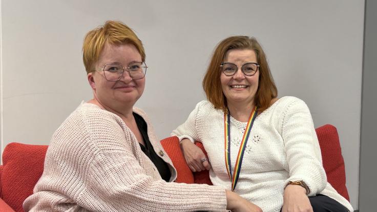 Yhteisopettajuutta toteuttavat Anne-Mari Raivio ja Raisa Varsta sohvalla