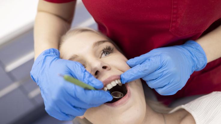 Henkilö suuhygienistin vastaanotolla