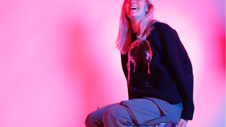 Alina Heino poseeraa tuolilla