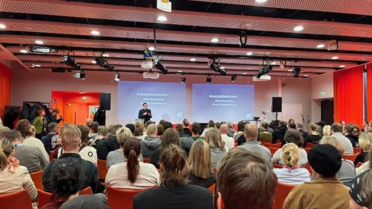 Ihmisiä Metropolian tapahtumasalissa