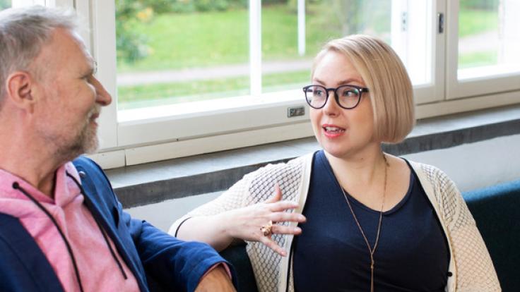 Kaksi alumnia istuu penkillä