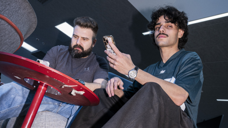 Opiskelijat istumassa.