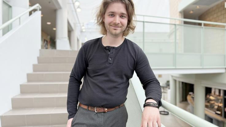 Opiskelija Rasmus Stenius poseeraa rappusten edessä