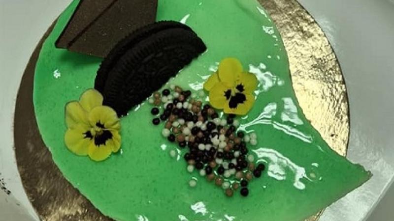 Varian leipomon leipoma kakku, jossa käytetty Urbanfarmlabissa kasvatettuja syötäviä kukkia