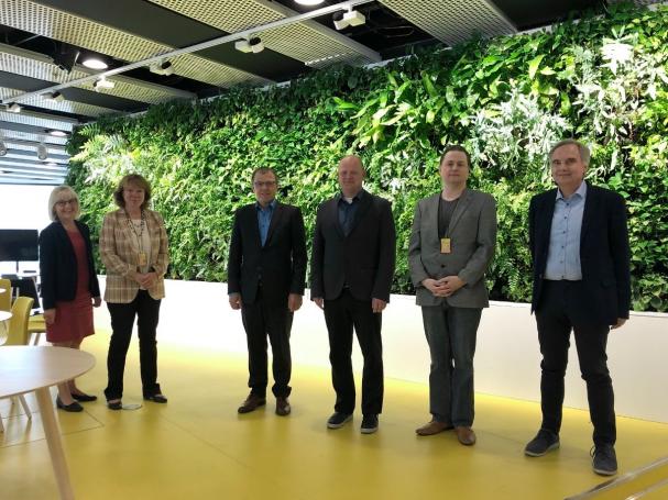 Representatives of Nokia and Metropolia side by side on Myllypuro campus