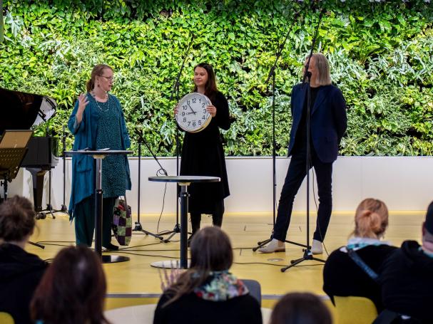Mahdollisuuksien maisemia –tapahtumassa tutkijat Laura Huhtinen-Hildén, Anna-Maria Isola ja Arto O. Salonen keskustelivat siitä, miten merkityksellisyyden kokemukset liittyvät kestävään hyvinvointiin.