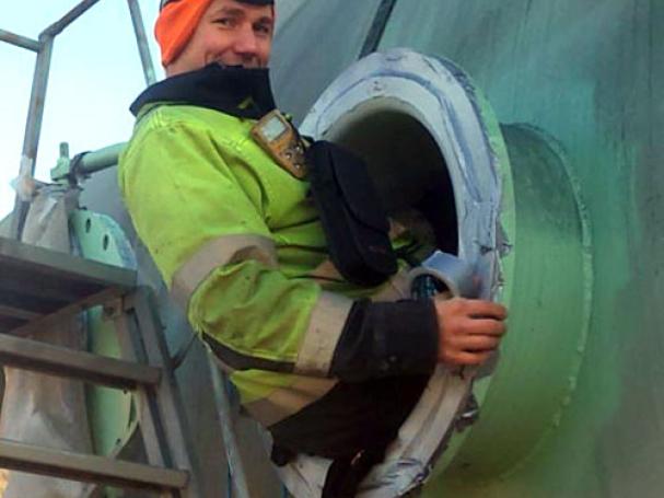 Kunnossapitomestari Jori Keronen työssään.