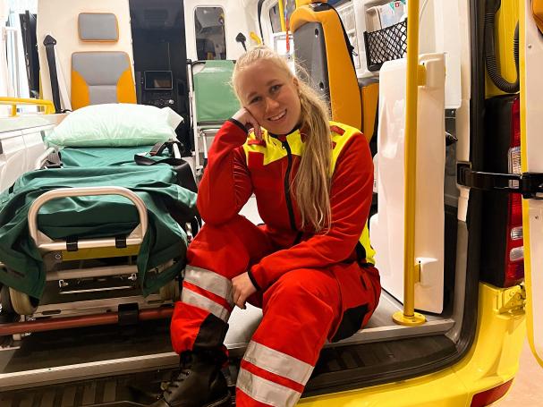 Metropoliassa ensihoitajaksi opiskeleva Hanna luoto kuvattuna istumassa ambulanssin takaosassa.