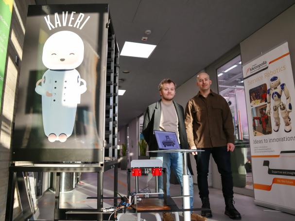 Metropolian opiskelijat ja tarjoilijarobotti.