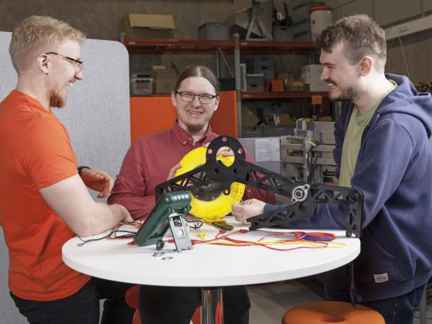 Opiskelijaryhmä ja AutoJoe.