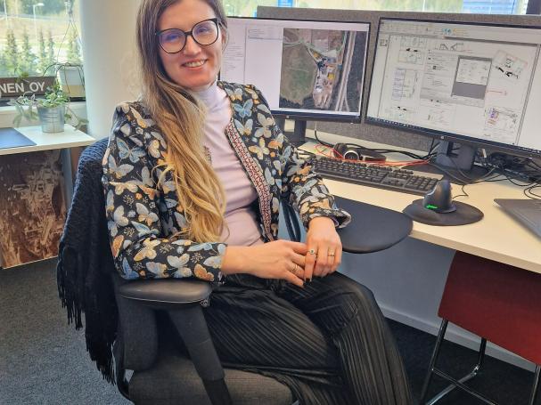 Nadia Salonranta istumassa työpöytänsä ääressä.