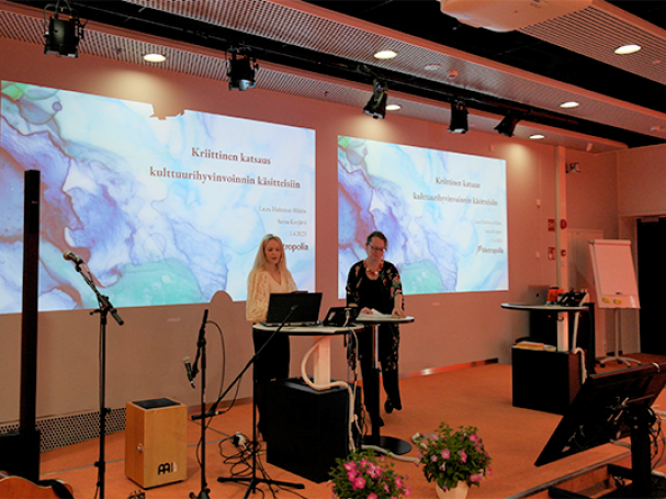 Kuvassa vasemmalla Sanna Kivijärvi ja oikealla Laura Huhtinen-Hildén