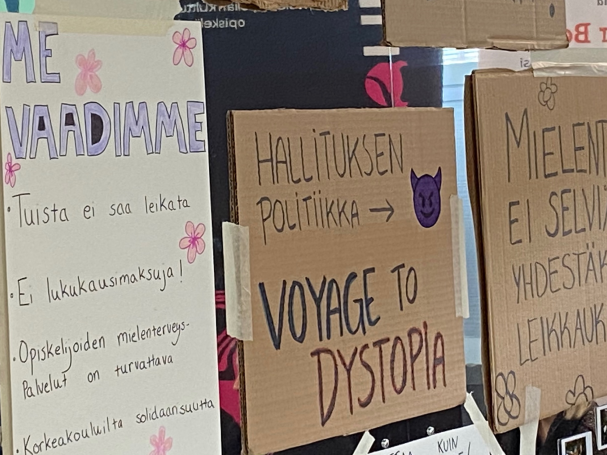 Mielenilmauksen kyltit Arabiassa