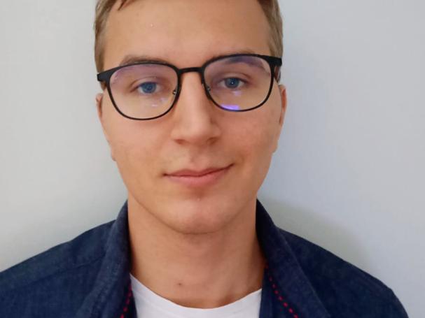 Selfie silmälasipäisestä nuoresta henkilöstä.