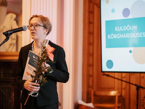 Eija Metsälä vastaanottamassa Viron tiedeakatemian palkintoa.