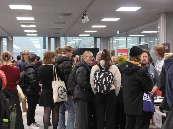 Opiskelijoita tekniikan työnantajapäivässä.
