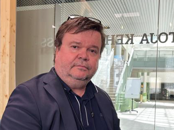 Jari Olli katsoo kameraan