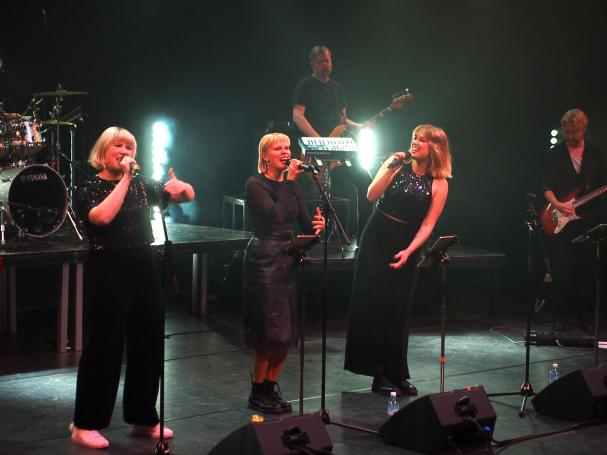 Metropolian musiikin opiskelijoita laulamassa.