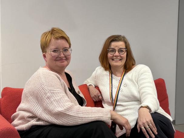 Yhteisopettajuutta toteuttavat Anne-Mari Raivio ja Raisa Varsta sohvalla