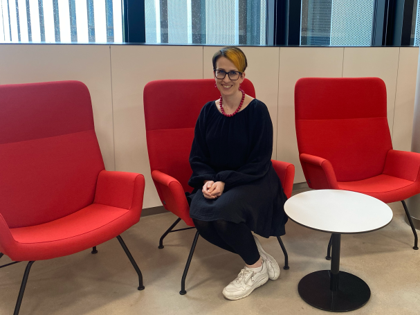 Elina Taponen istuu tuolilla