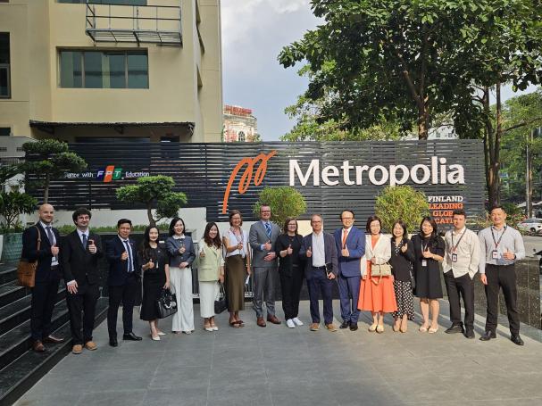 Metropolia and FPT university people posing outside.
