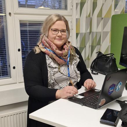 Kristiina Henttonen tietokoneen ääressä