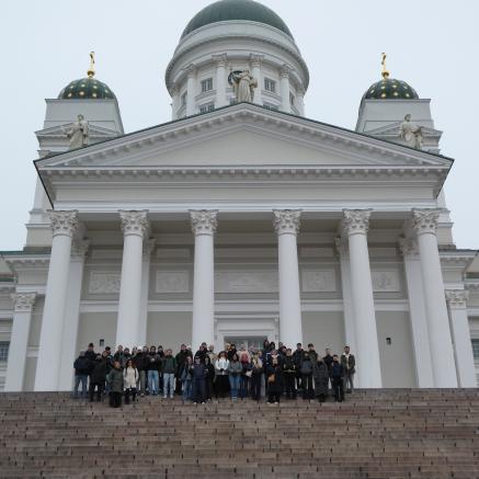 Opiskelijoita Helsingissä kirkon edessä