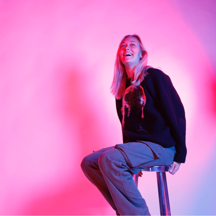 Alina Heino poseeraa tuolilla