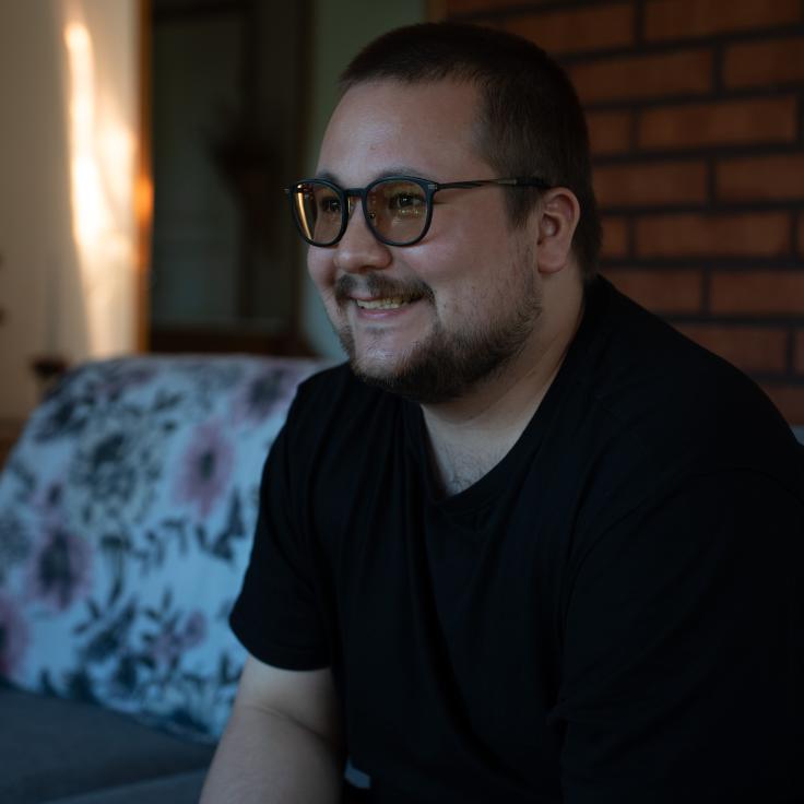 Opiskelija Akira poseeraa sohvalla