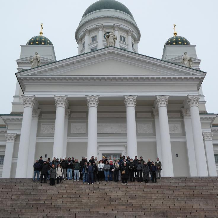 Opiskelijoita Helsingissä kirkon edessä