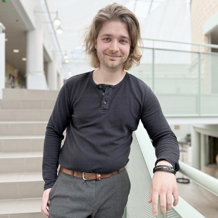 Opiskelija Rasmus Stenius poseeraa rappusten edessä