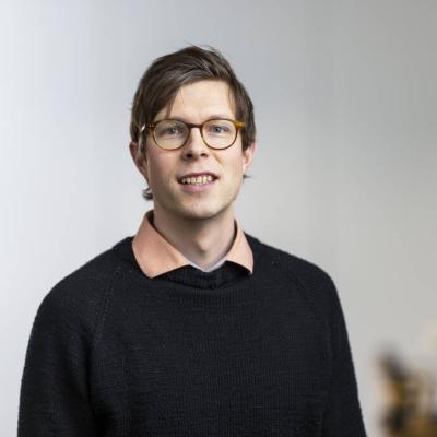 Puolikuvassa Heikki Sorasahi, tummatukkainen, silmälasipäinen mies.
