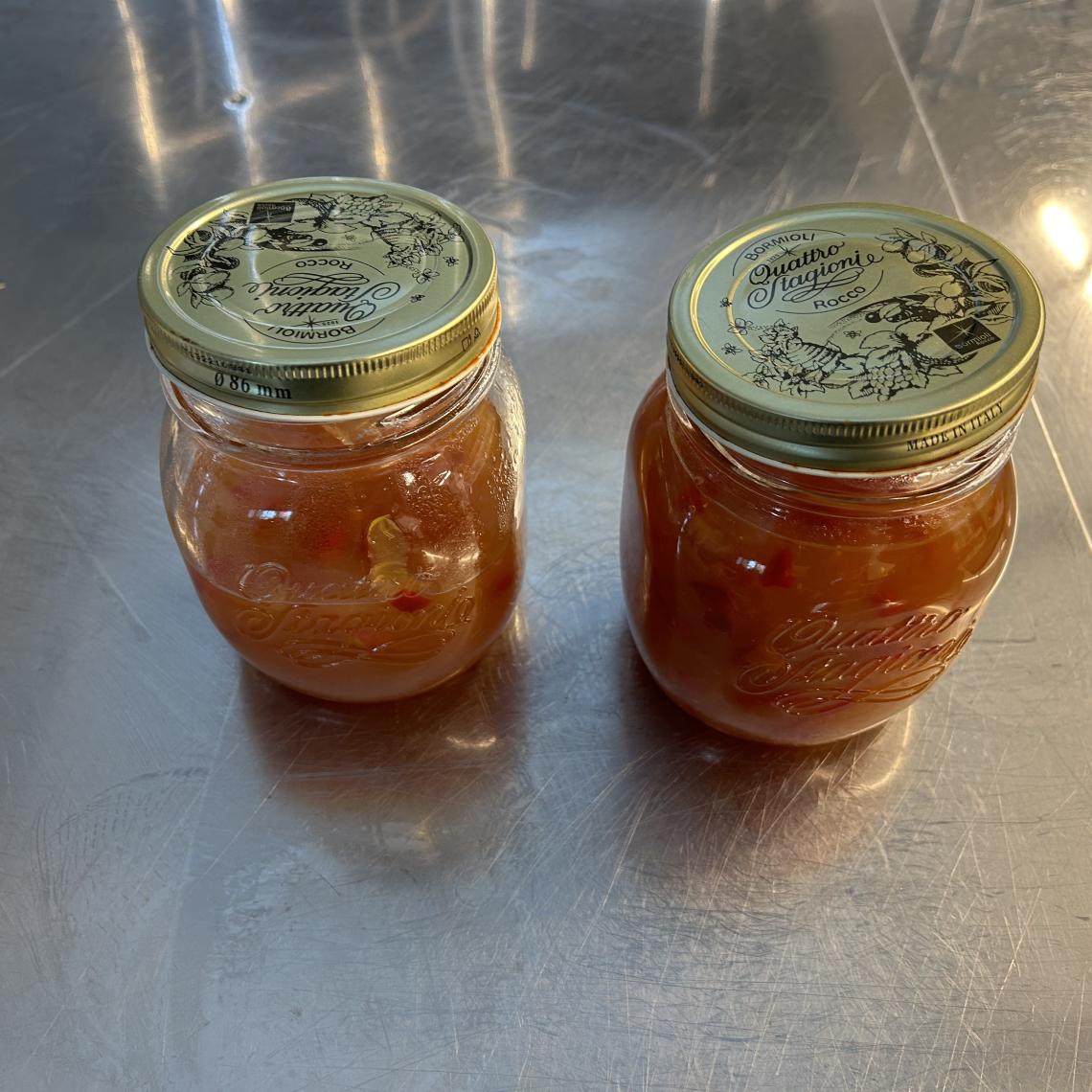 Kaksi purkkia chili-aprikoosihilloa
