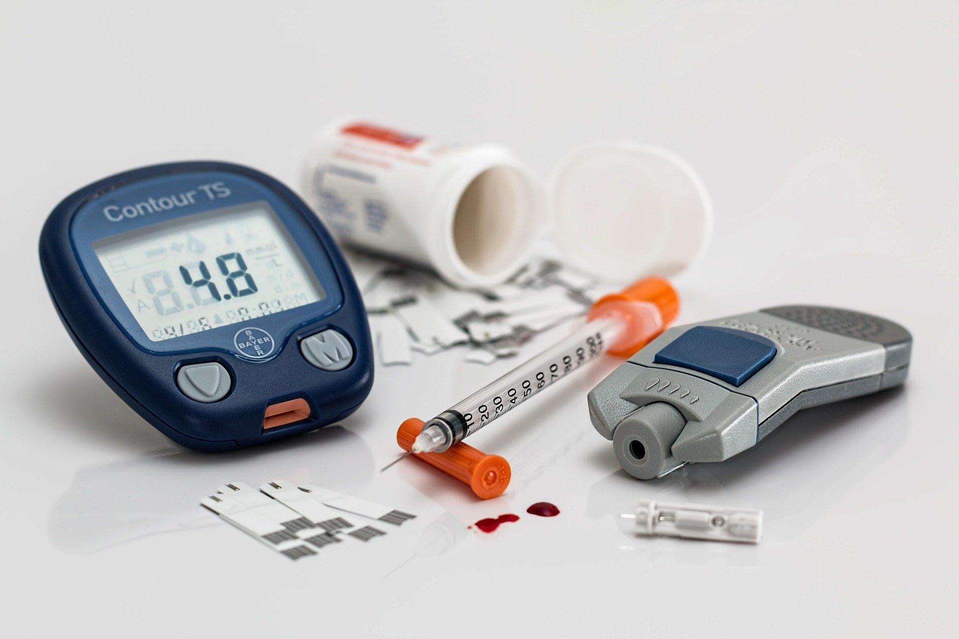 Diabeteksen hoitoon tarkoitettuja laitteita, esimerkiksi verensokerin mittaaja ja insuliinipiikki