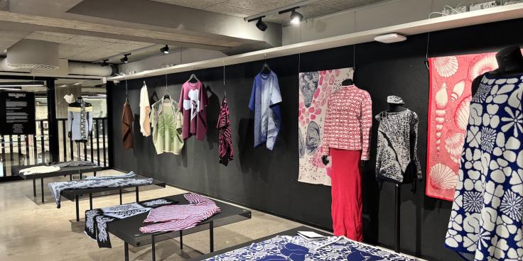 tekstiilitöitä näyttelyaulassa