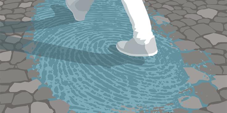 Ihmisen jalat kuralätäkössä