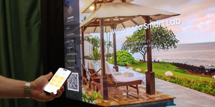 Hotellitelevisiossa QR-koodi, joka luetaan älypuhelimella