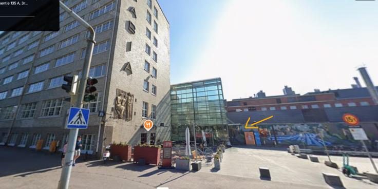 XR Centerin sisäänkäynti Arabiakeskuksen lasisen pääsisäänkäynnin kautta.